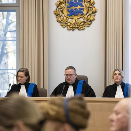 Riigikohtu istung KIKOSE asjas. Fotol Heili Sepp, Villu Kõve, Julia Laffranque