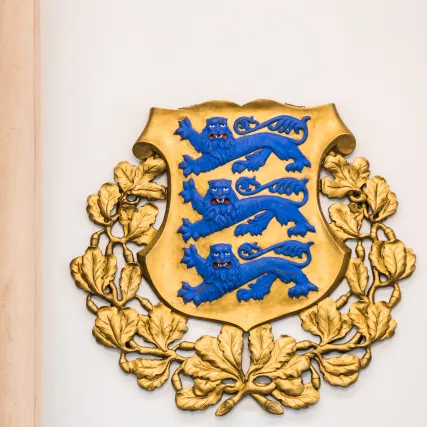 Eesti riigivapp Riigikohtu istungisaali seinal