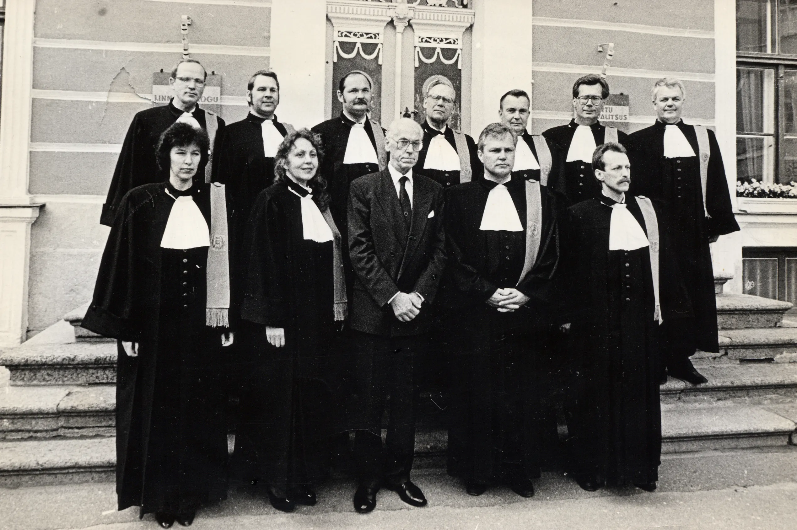 Riigikohtu esimene istung pärast Eesti iseseisvumise taastamist. Kohtunikud seisavad koos president Lennart Meriga Tartu raekoja trepil 27. mail 1993.