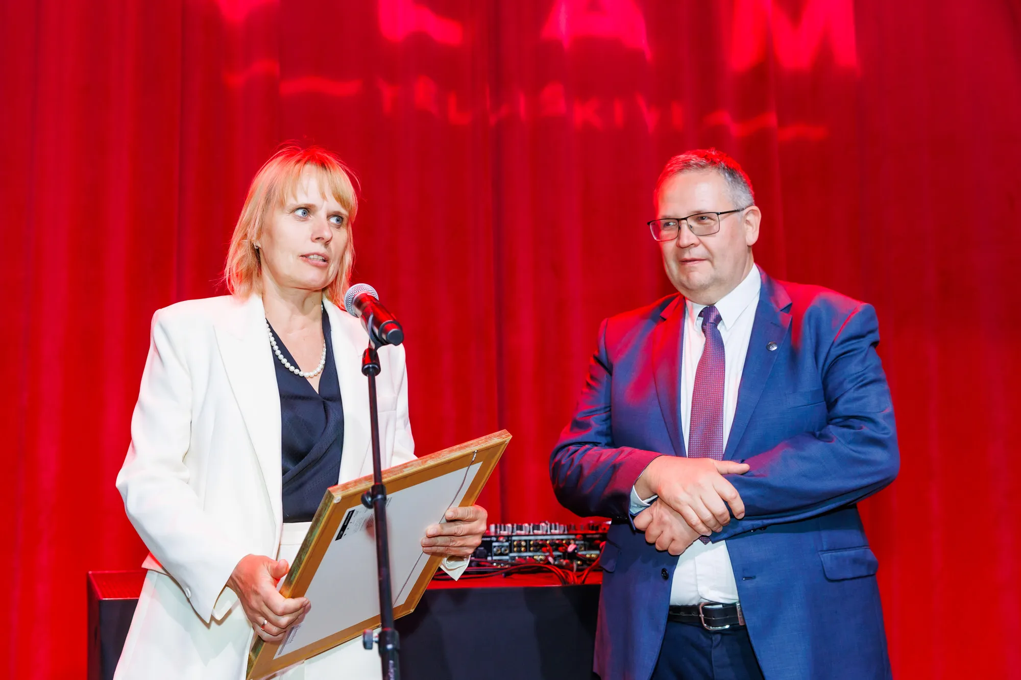 Ingrid Kullerkann peab tänukõnet, tema kõrval seisab Villu Kõve.