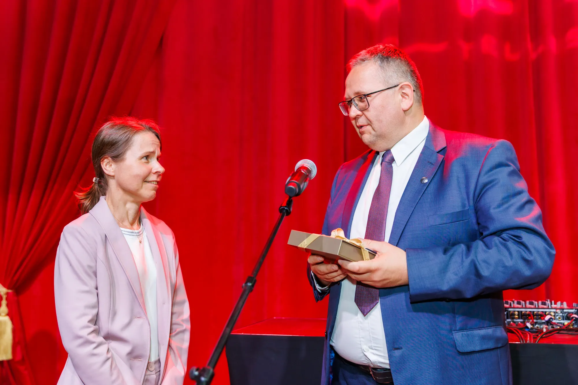 Villu Kõve annab Nele Siitamile üle auhinna.
