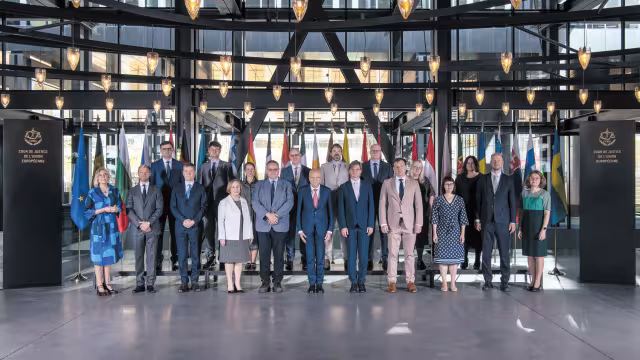 Grupipildil seisvad Eesti delegatsioon ja neid vastu võtvad võõrustajad Euroopa Kohtust.