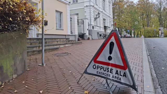 Õppuse teavitussilt Riigikohtu hoone lähedal.