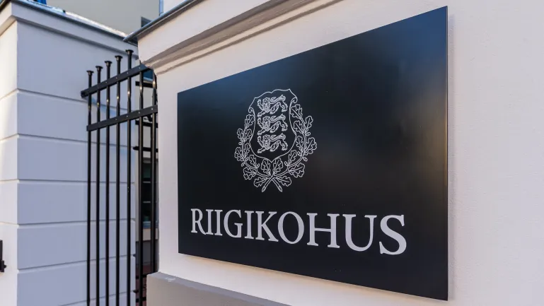 Asutuse nimetahvel Riigikohtu hoonel