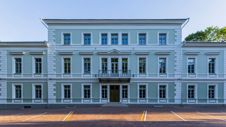 Riigikohtu hoone eestvaates, ilus päikesepaisteline päev 