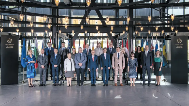 Grupipildil seisvad Eesti delegatsioon ja neid vastu võtvad võõrustajad Euroopa Kohtust.