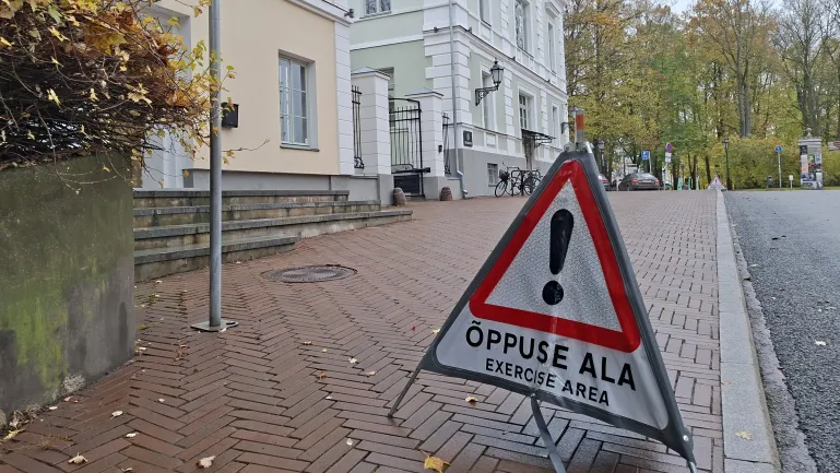 Õppuse teavitussilt Riigikohtu hoone lähedal.