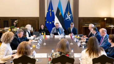 Eesti, Läti ja Leedu kohtute esindused istuvad ümber ühise laua. 