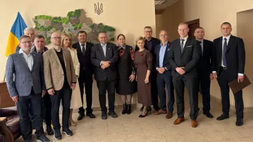 Grupipildil seisvad reas Eesti delegatsioon ja neid vastu võtvad Ukraina võõrustajad.