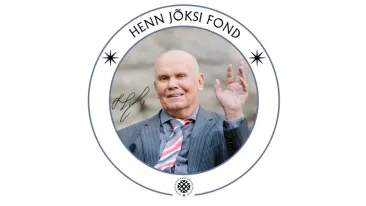 Fondi embleemil on kujutatud käega viipavat Henn Jõksi.