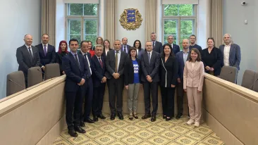 Riigikohtu üldkogu saalis seisavad väliskülalised ja neid vastu võtnud Riigikohtu esindus.