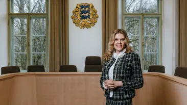 Fotol on kujutatud kohtusaalis seisvat riigikohtunikku.