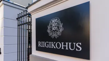 Asutuse nimetahvel Riigikohtu hoonel