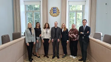 ÕKO nõunik Kristin Kink koos väliskohtunikega üldkogu saalis