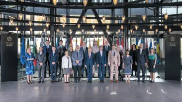 Grupipildil seisvad Eesti delegatsioon ja neid vastu võtvad võõrustajad Euroopa Kohtust.
