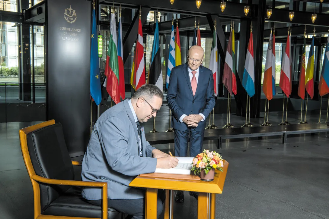Riigikohtu esindus külastas Euroopa Liidu Kohut. Fotol on Riigikohtu esimees Villu Kõve ja Euroopa Kohtu president Koen Lenaerts.