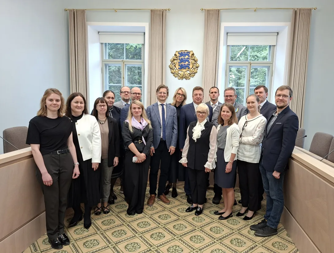 Ukraina Konstitutsioonikohtu esindus ja nende võõrustajad Riigikohtu üldkogu saalis.